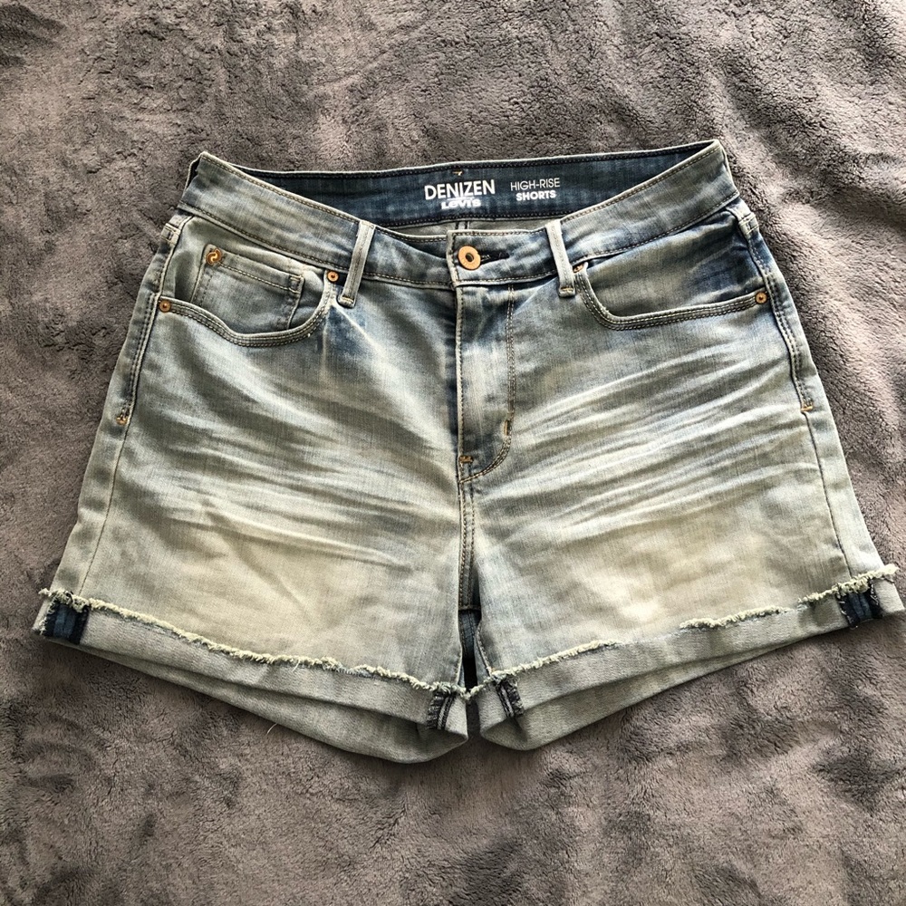 Levi’s Denizen light wash jean shorts